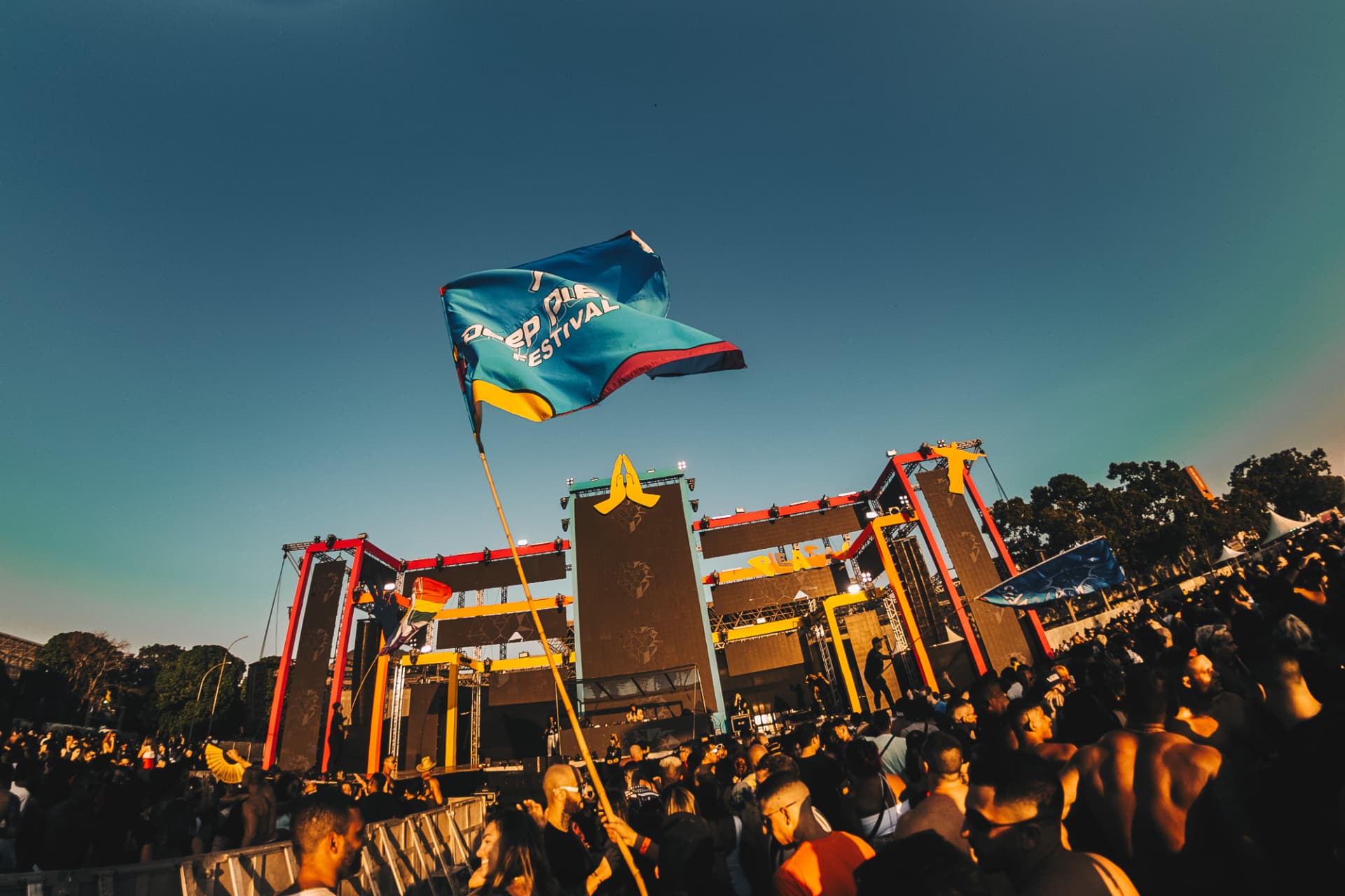 Público e bandeira da Deep Please diante do palco