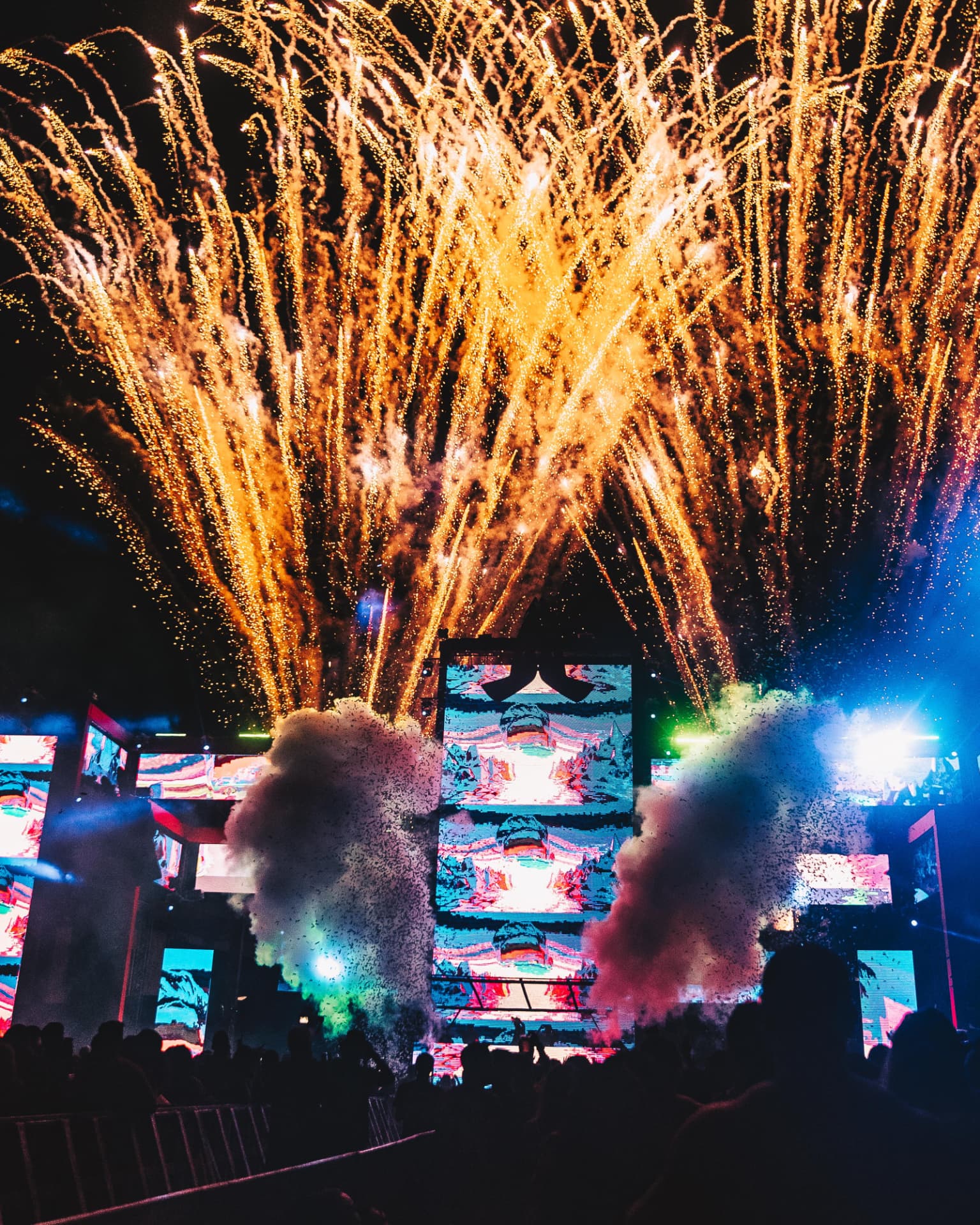Fogos sobre o palco e a pista da Deep Please
