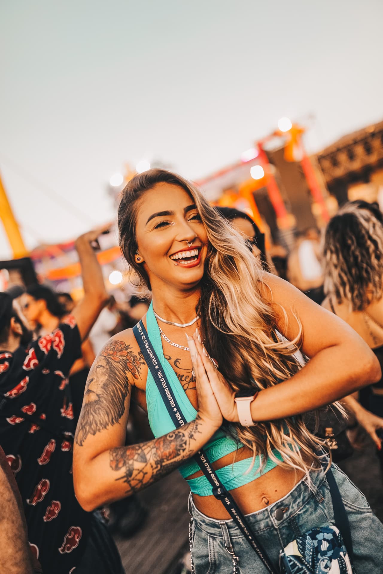 Mulher dançando na pista da Deep Please